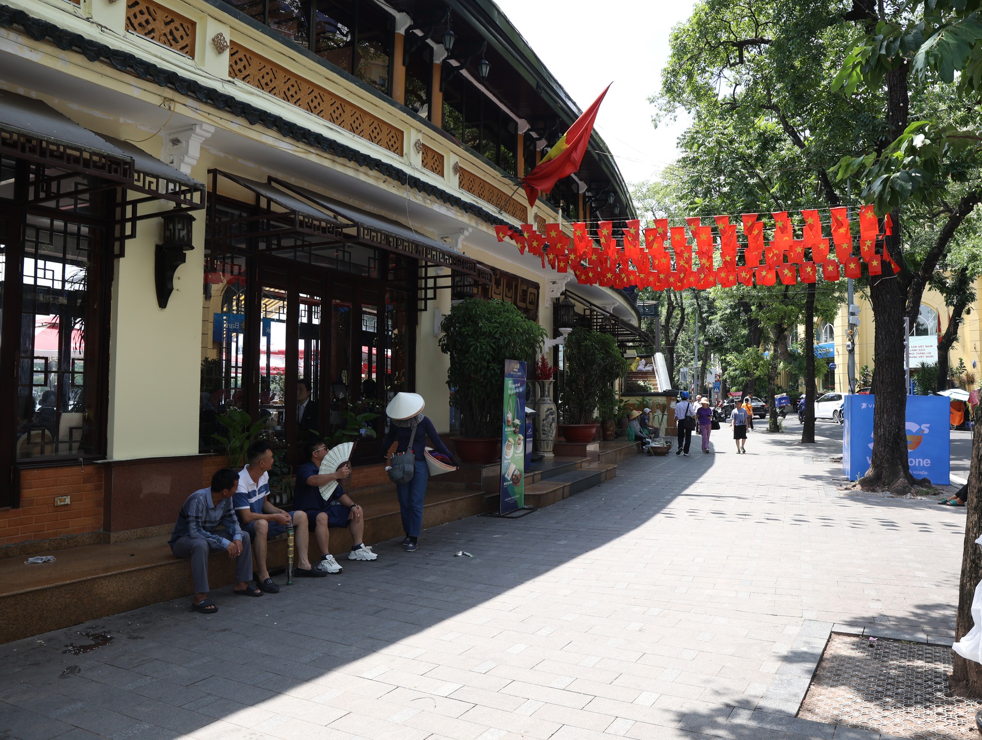 Cận cảnh tháo dỡ một phần nhà hàng nổi tiếng bên hồ Hoàn Kiếm, nhiều người dân bất ngờ ngoái nhìn- Ảnh 7.