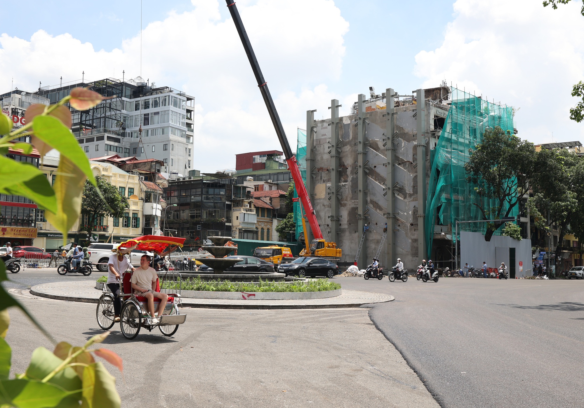 Cận cảnh tháo dỡ một phần nhà hàng nổi tiếng bên hồ Hoàn Kiếm, nhiều người dân bất ngờ ngoái nhìn- Ảnh 15.