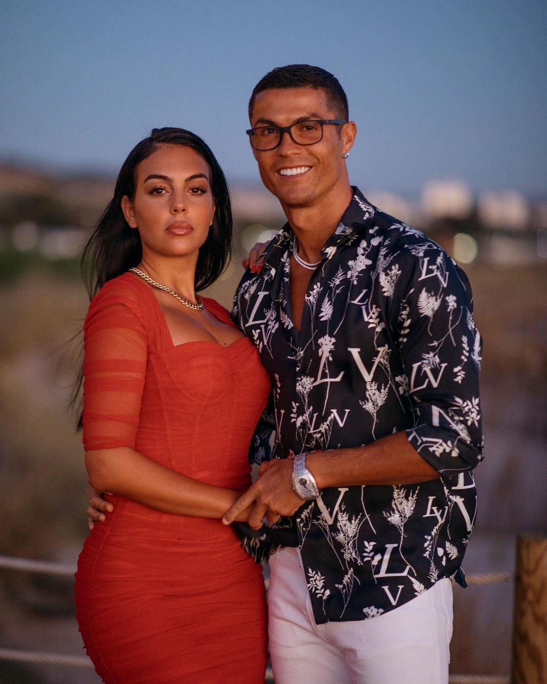 Ronaldo cầu hôn Georgina bằng chiếc nhẫn siêu to khổng lồ, giá khủng cỡ nào mà cõi mạng 