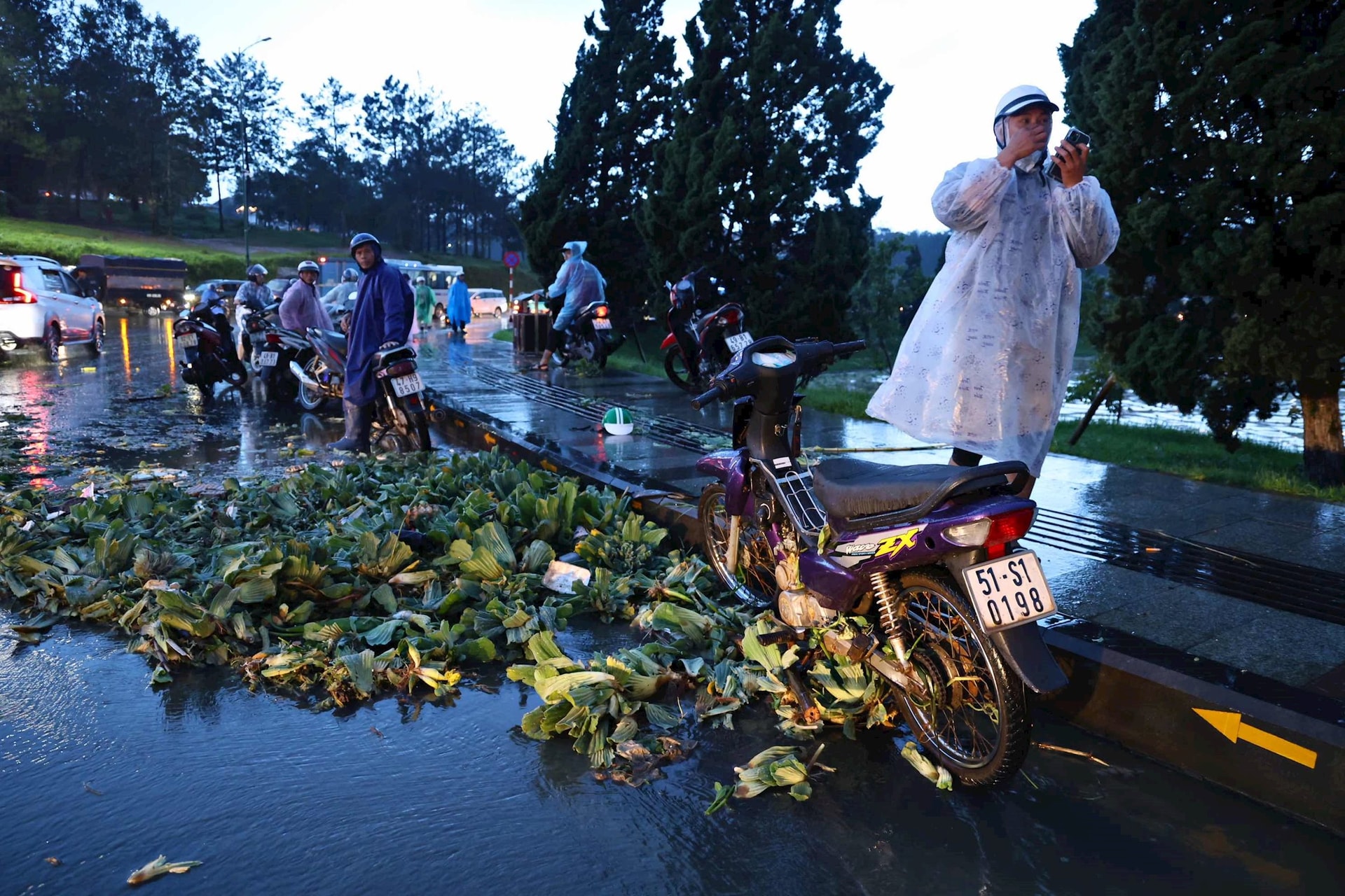 Hiện trường vụ sạt lở đất ở quán cà phê tại Đà Lạt khiến 2 du khách 16 tuổi tử vong thương tâm- Ảnh 6.
