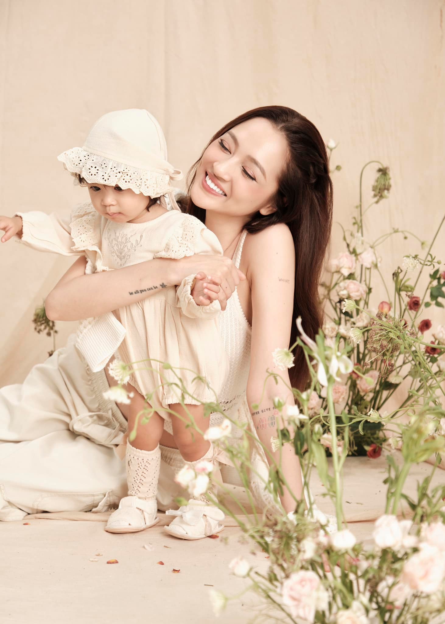 Con gái Bảo Anh 2 tuổi đàn hát cực khéo, dân tình hết lời khen ngợi- Ảnh 5.