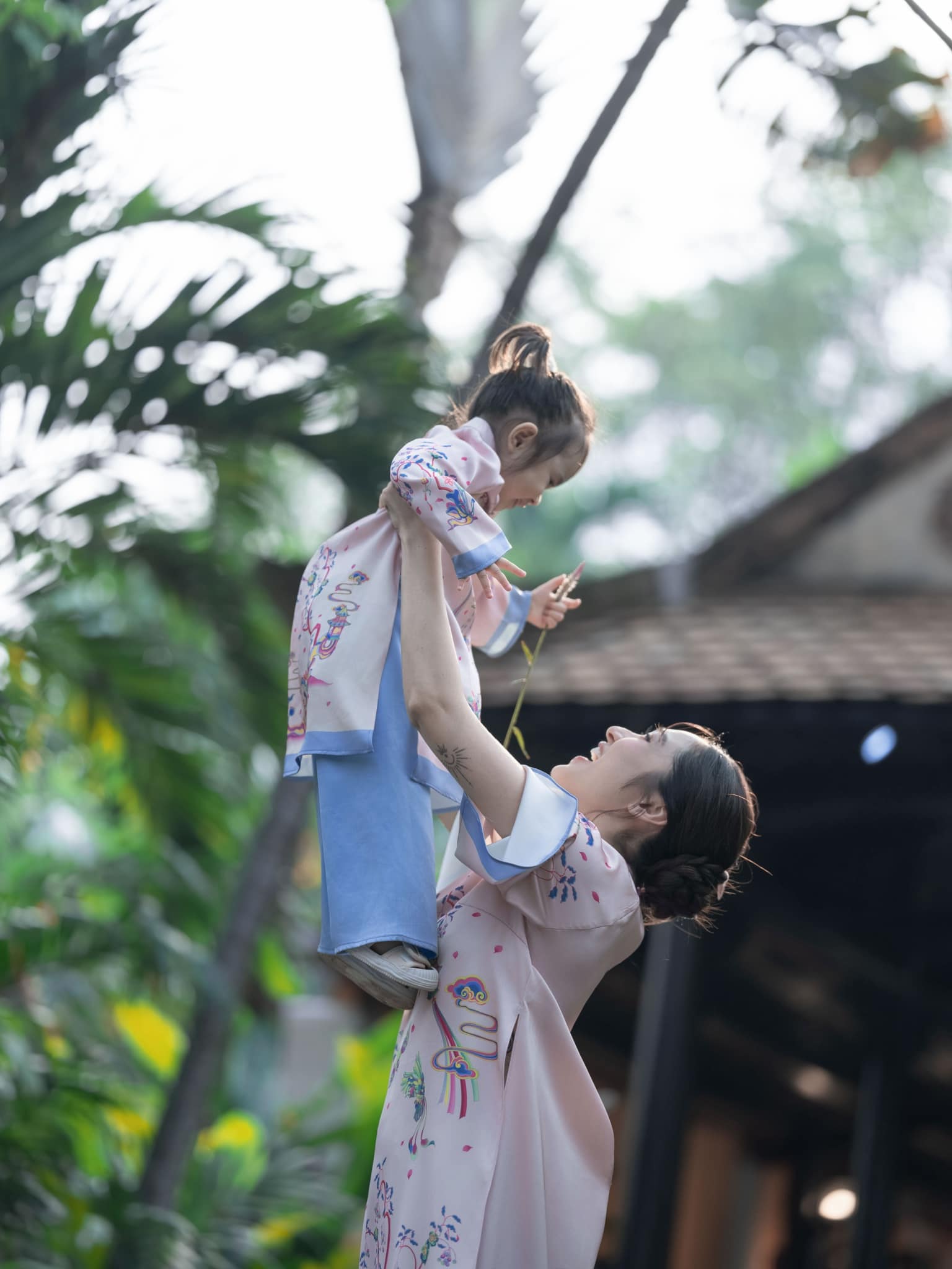 Con gái Bảo Anh 2 tuổi đàn hát cực khéo, dân tình hết lời khen ngợi- Ảnh 3.