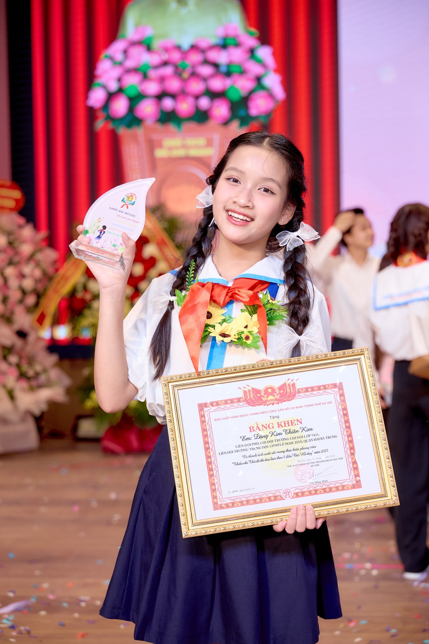 Cô bé 13 tuổi trình diễn trước 50.000 khán giả gây sốt: "Tim em đập loạn nhịp dù đã từng hát ở nhiều sân khấu"- Ảnh 5.