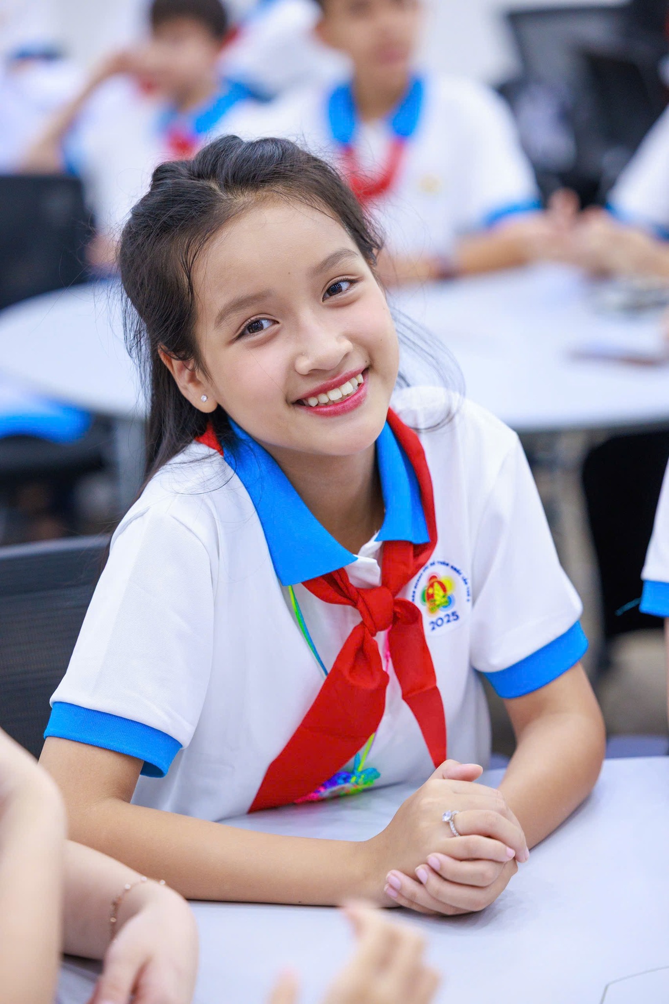 Cô bé 13 tuổi trình diễn trước 50.000 khán giả gây sốt: "Tim em đập loạn nhịp dù đã từng hát ở nhiều sân khấu"- Ảnh 6.