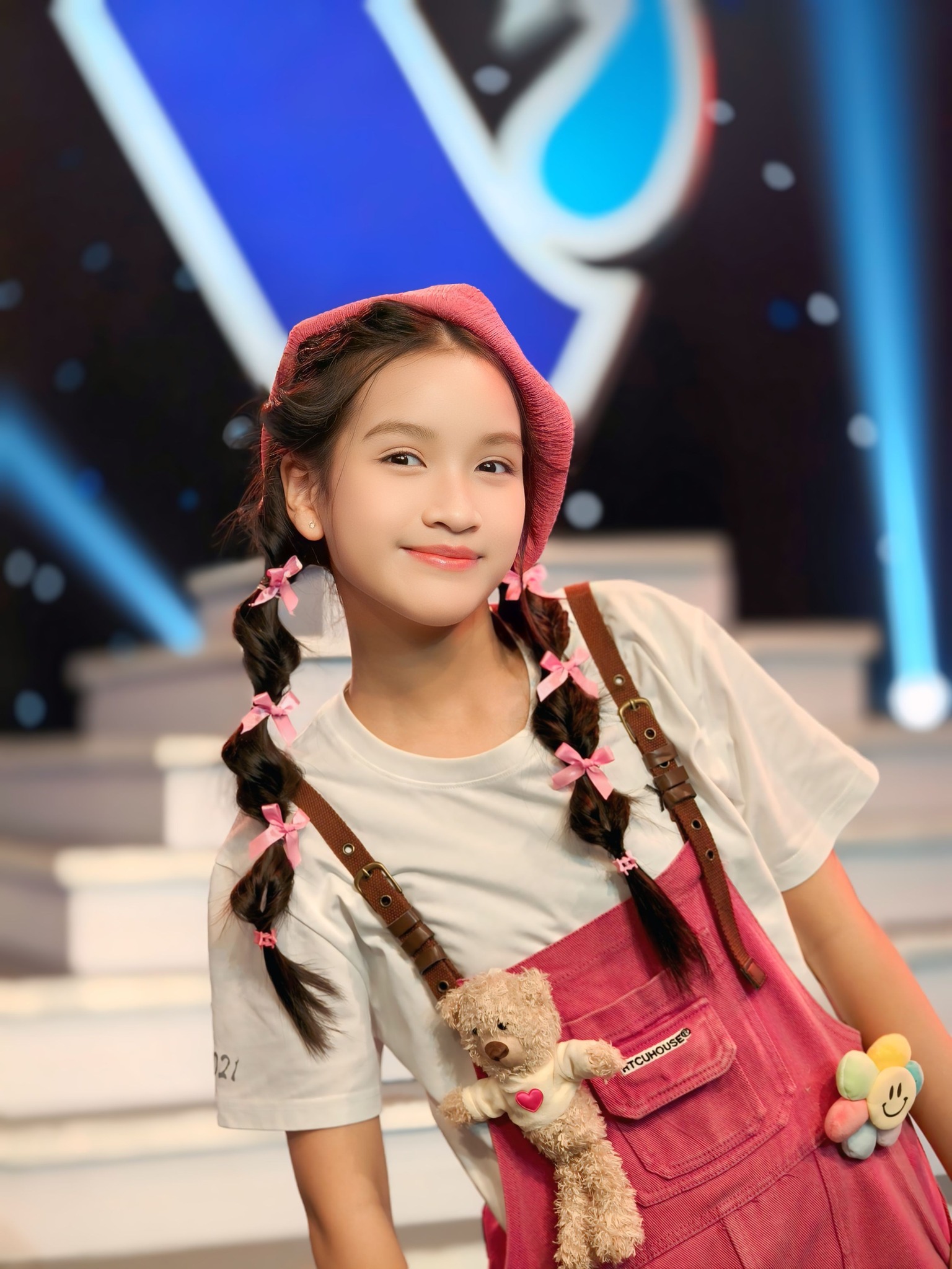 Cô bé 13 tuổi trình diễn trước 50.000 khán giả gây sốt: "Tim em đập loạn nhịp dù đã từng hát ở nhiều sân khấu"- Ảnh 10.