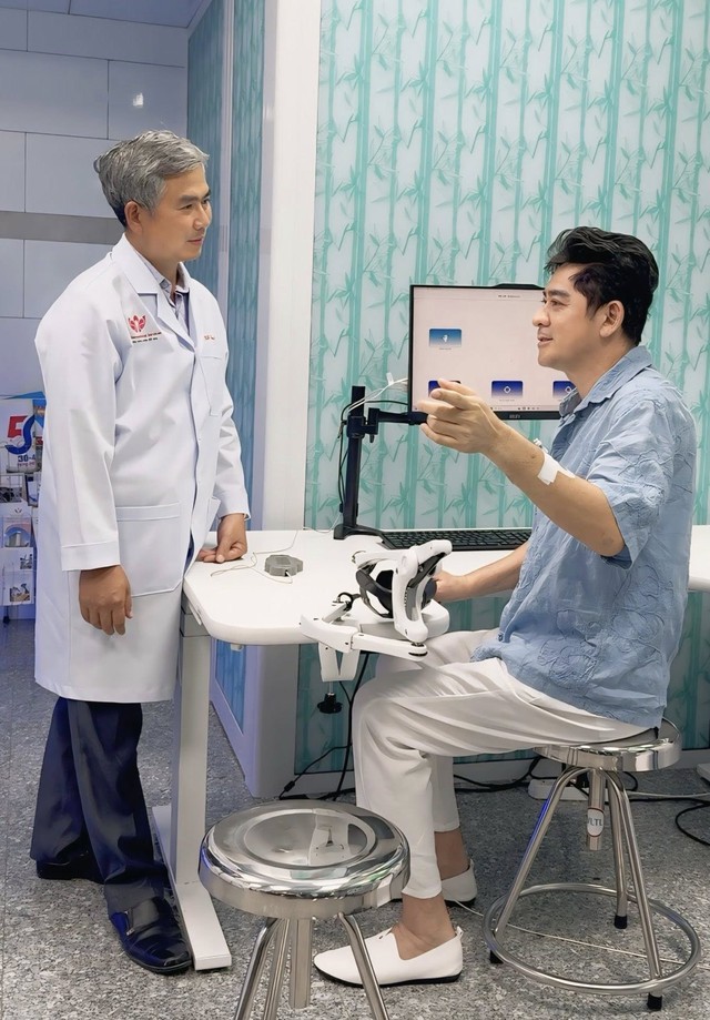 Giấu mặt cả tháng trời hậu đột quỵ, diễn viên Huỳnh Anh Tuấn lần đầu lộ diện khác lạ gây lo lắng- Ảnh 1.
