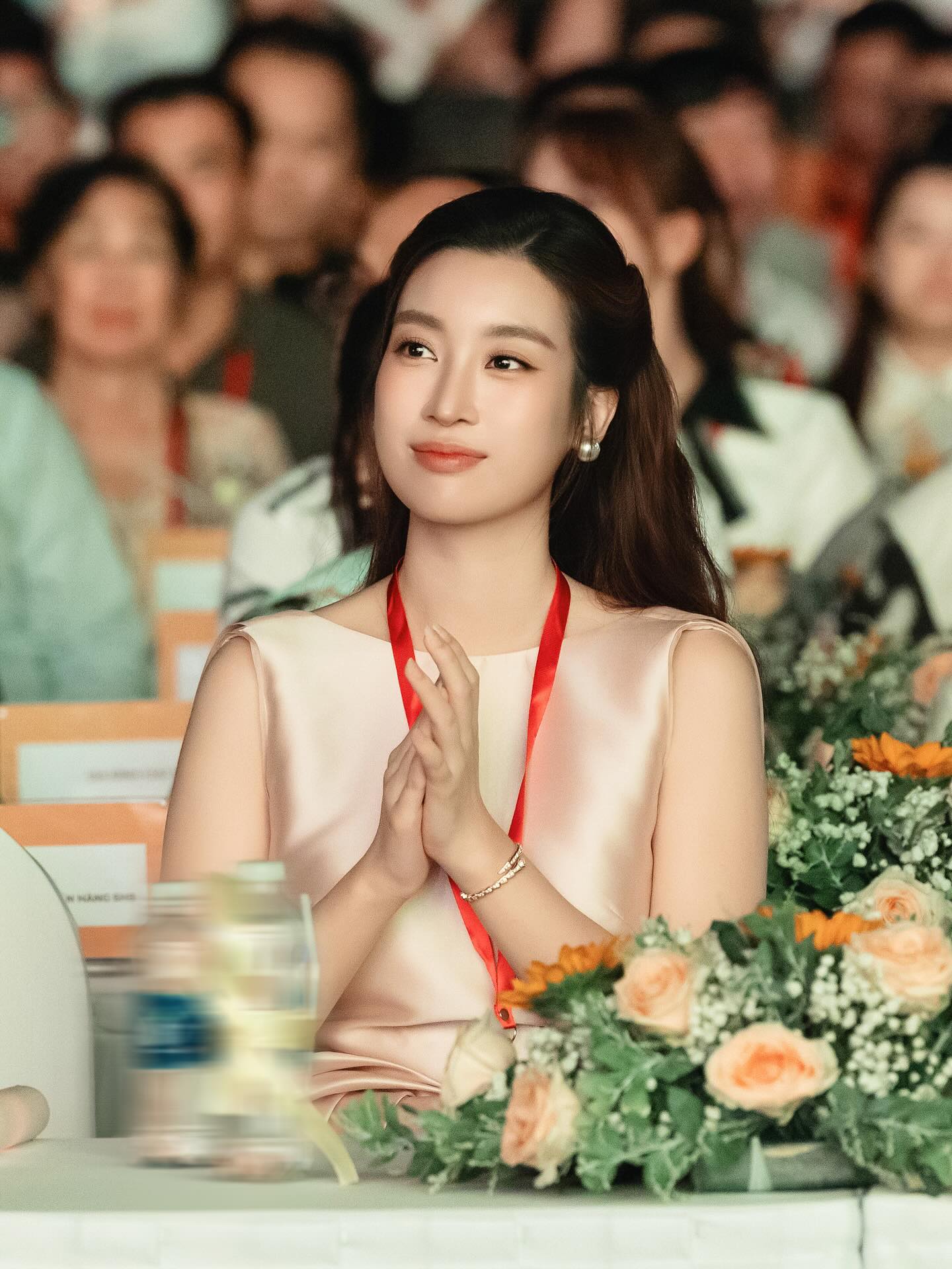 Đỗ Mỹ Linh xinh xuất sắc bên chồng - Chủ tịch Hà Nội FC và ái nữ, khí chất dâu hào môn 