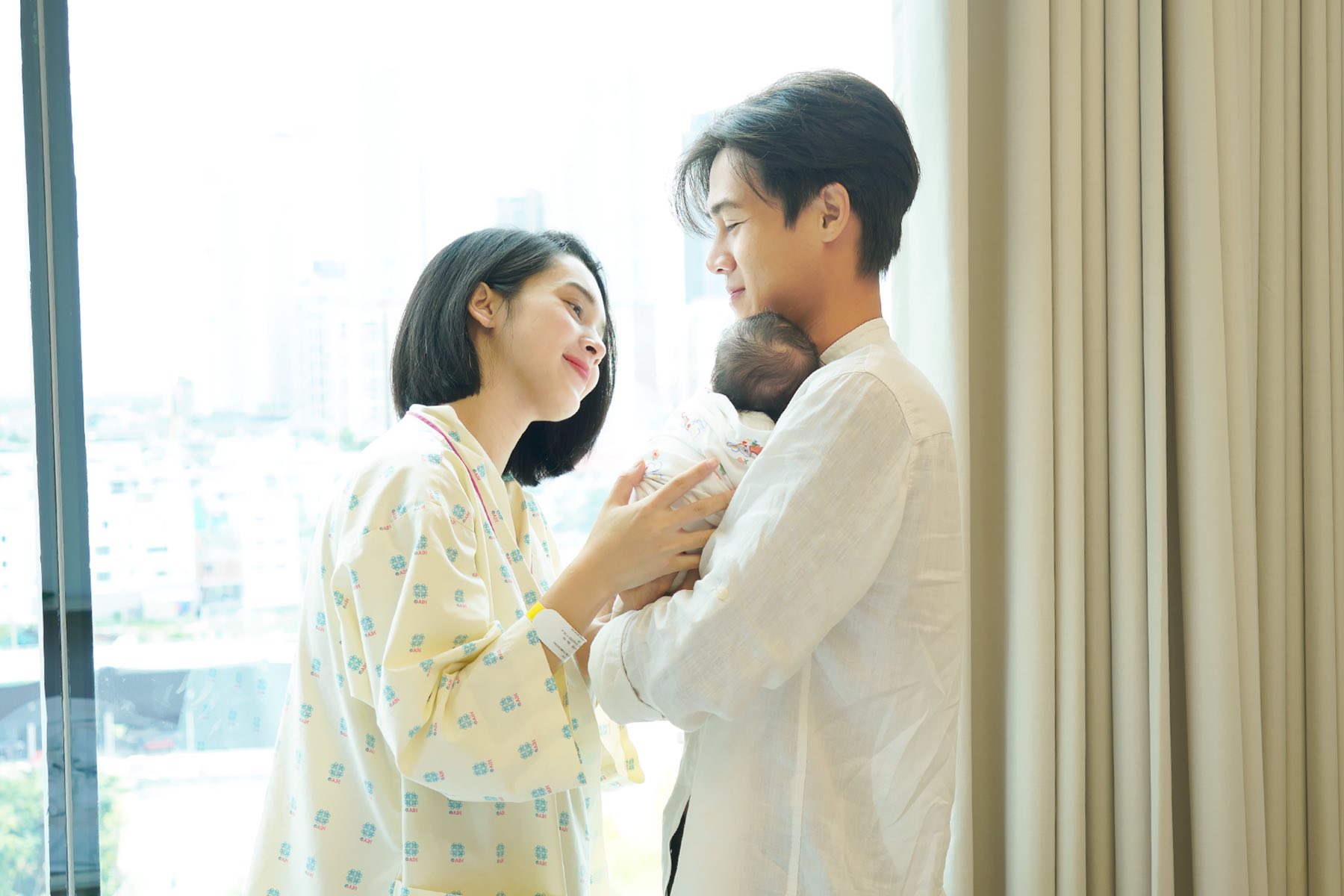 Quỳnh Lương và chồng gia nhập hội nghiện con, mắc 1 tình trạng mà bố mẹ bỉm nào cũng gặp phải- Ảnh 4.