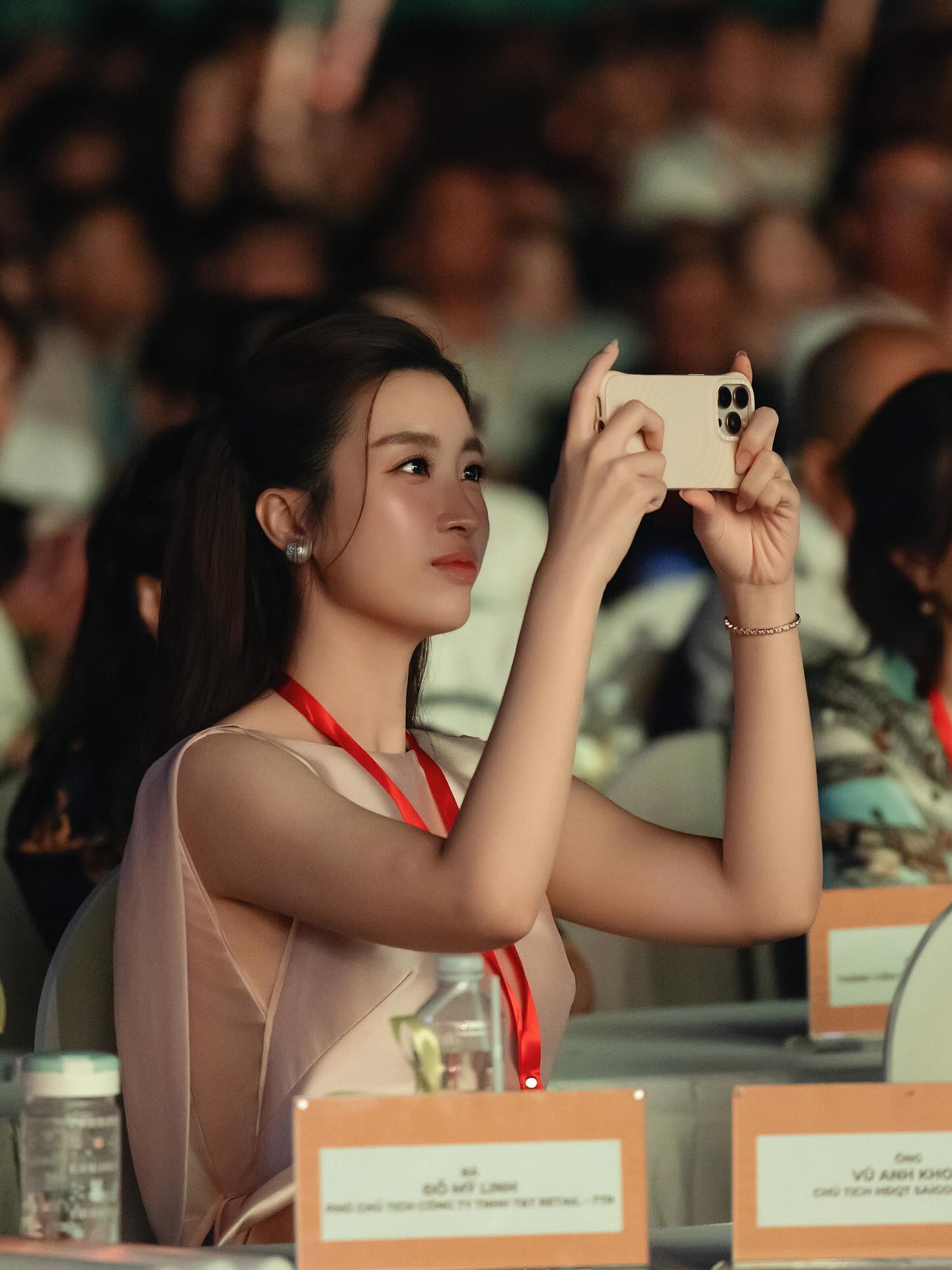 Đỗ Mỹ Linh xinh xuất sắc bên chồng - Chủ tịch Hà Nội FC và ái nữ, khí chất dâu hào môn 
