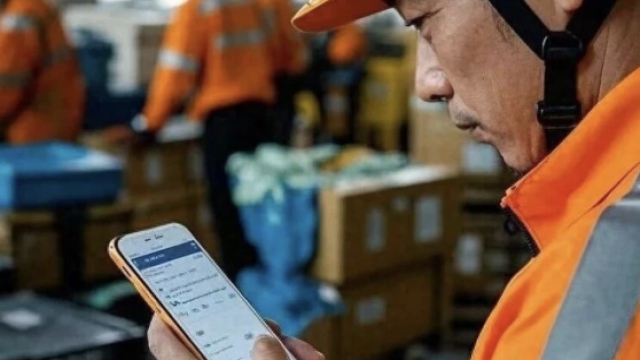 Nam sinh học giỏi thi ĐH xong đi làm shipper, vừa giao hàng xong thì nhận được giấy nhập học, công ty trao luôn 1 thứ đặc biệt- Ảnh 2.
