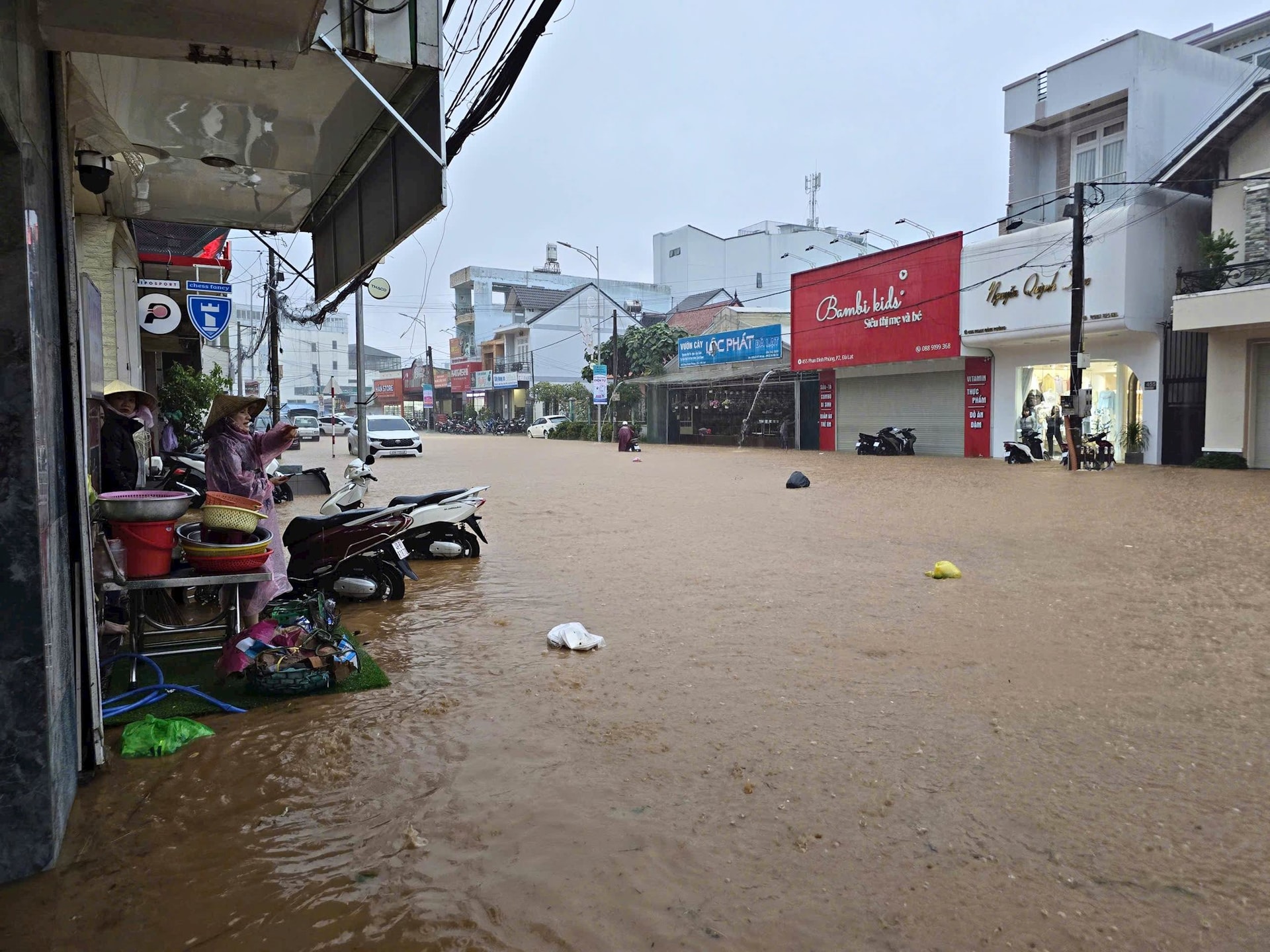 Hiện trường vụ sạt lở đất ở quán cà phê tại Đà Lạt khiến 2 du khách 16 tuổi tử vong thương tâm- Ảnh 9.