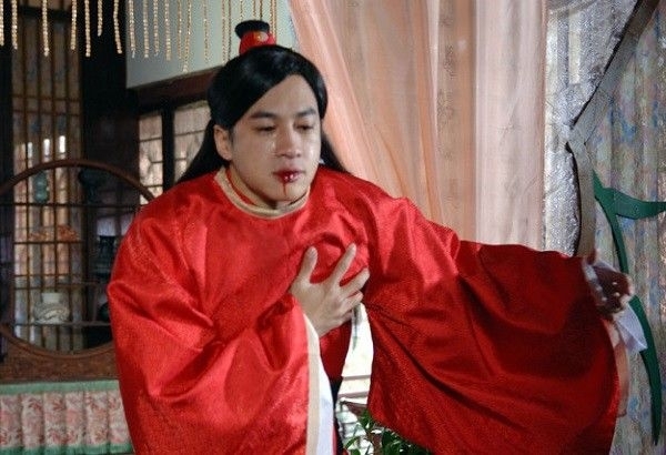 Ai cấm tài tử này đóng phim giùm với: 49 tuổi vẫn vào vai thiếu niên, đứng cạnh nữ chính mà như 2 bố con vậy trời- Ảnh 8.