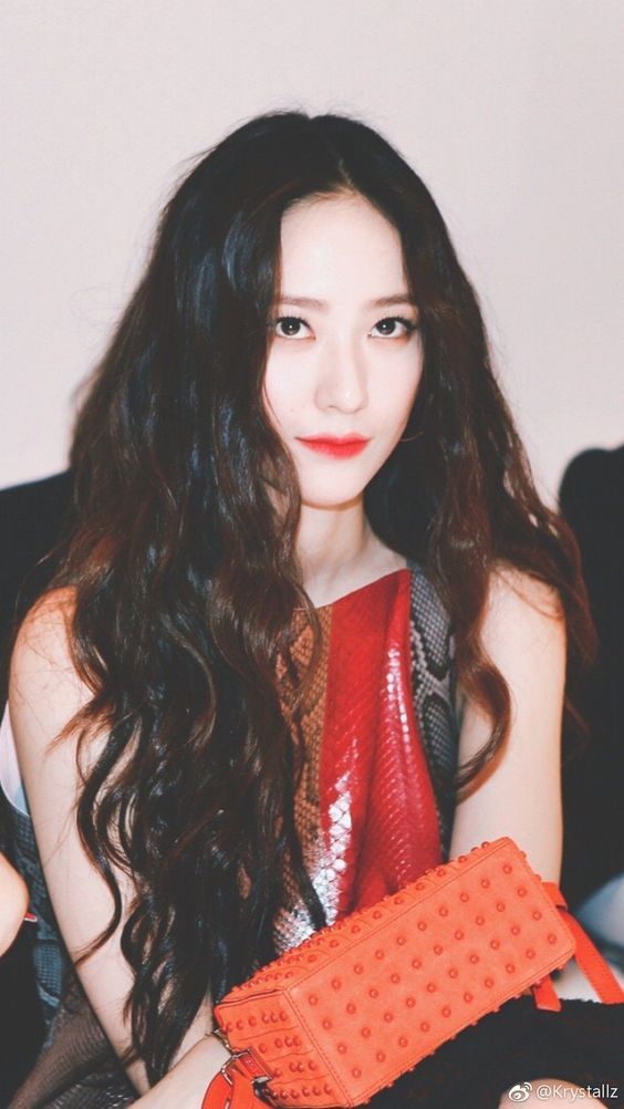 Công chúa “chảnh nhất” Kpop cân đồ hiệu đẹp hơn người mẫu, từng mặc áo mưa cũng viral- Ảnh 2.