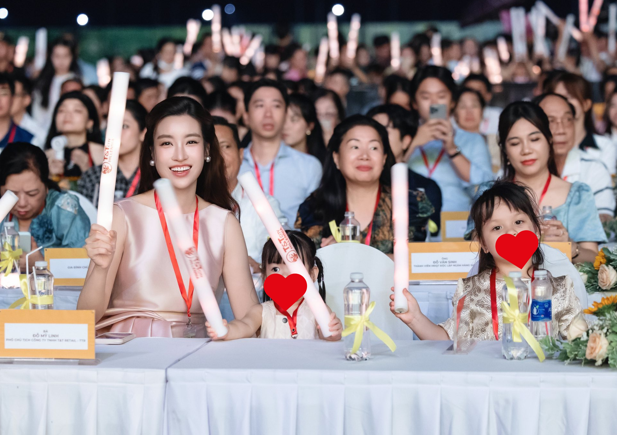 Đỗ Mỹ Linh xinh xuất sắc bên chồng - Chủ tịch Hà Nội FC và ái nữ, khí chất dâu hào môn 