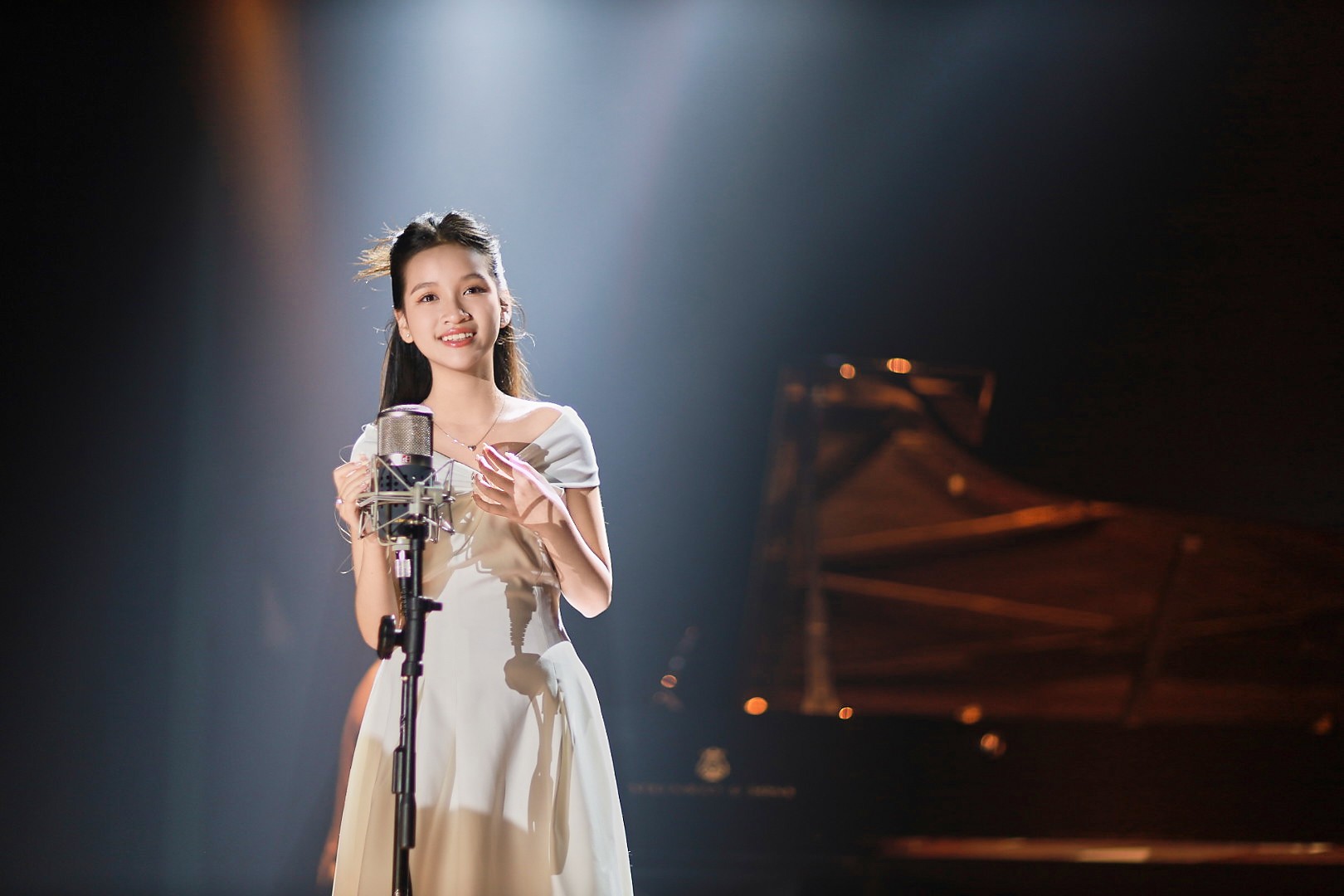 Dân tình "rần rần" tìm thông tin giọng ca trẻ nhất Concert Quốc gia: Xinh cực phẩm, thành tích học hành còn đỉnh thế này!- Ảnh 2.