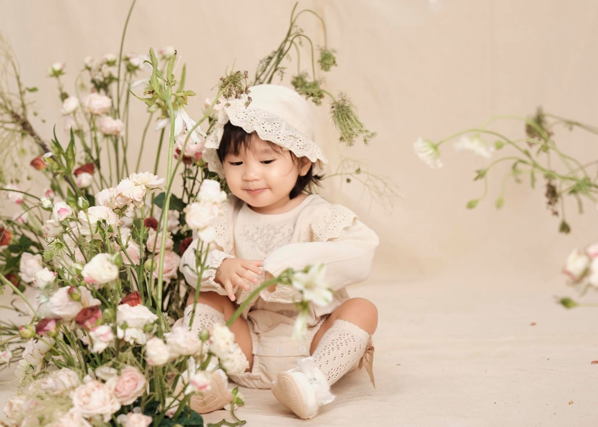 Con gái Bảo Anh 2 tuổi đàn hát cực khéo, dân tình hết lời khen ngợi- Ảnh 4.