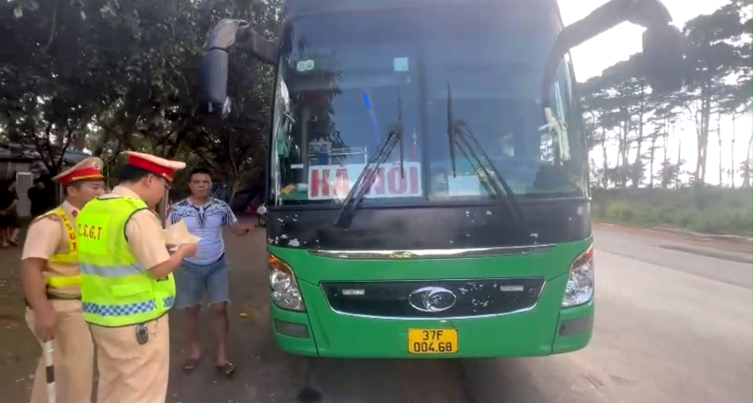 Tài xế không có giấy phép lái xe chở dư 21 người, bị phạt hơn 234 triệu đồng- Ảnh 1.