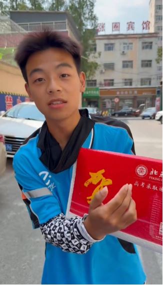 Nam sinh học giỏi thi ĐH xong đi làm shipper, vừa giao hàng xong thì nhận được giấy nhập học, công ty trao luôn 1 thứ đặc biệt- Ảnh 1.
