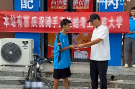 Nam sinh học giỏi thi ĐH xong đi làm shipper, vừa giao hàng xong thì nhận được giấy nhập học, công ty trao luôn 1 thứ đặc biệt- Ảnh 3.