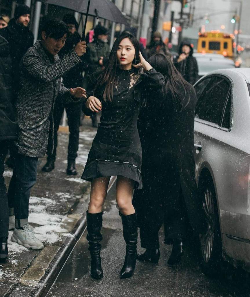 Công chúa “chảnh nhất” Kpop cân đồ hiệu đẹp hơn người mẫu, từng mặc áo mưa cũng viral- Ảnh 8.