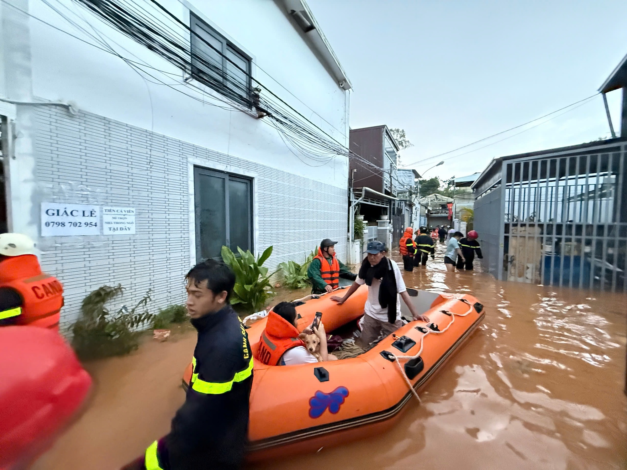 Đưa 40 hộ dân bị cô lập khỏi rốn ngập ở Đà Lạt đến nơi an toàn- Ảnh 2.