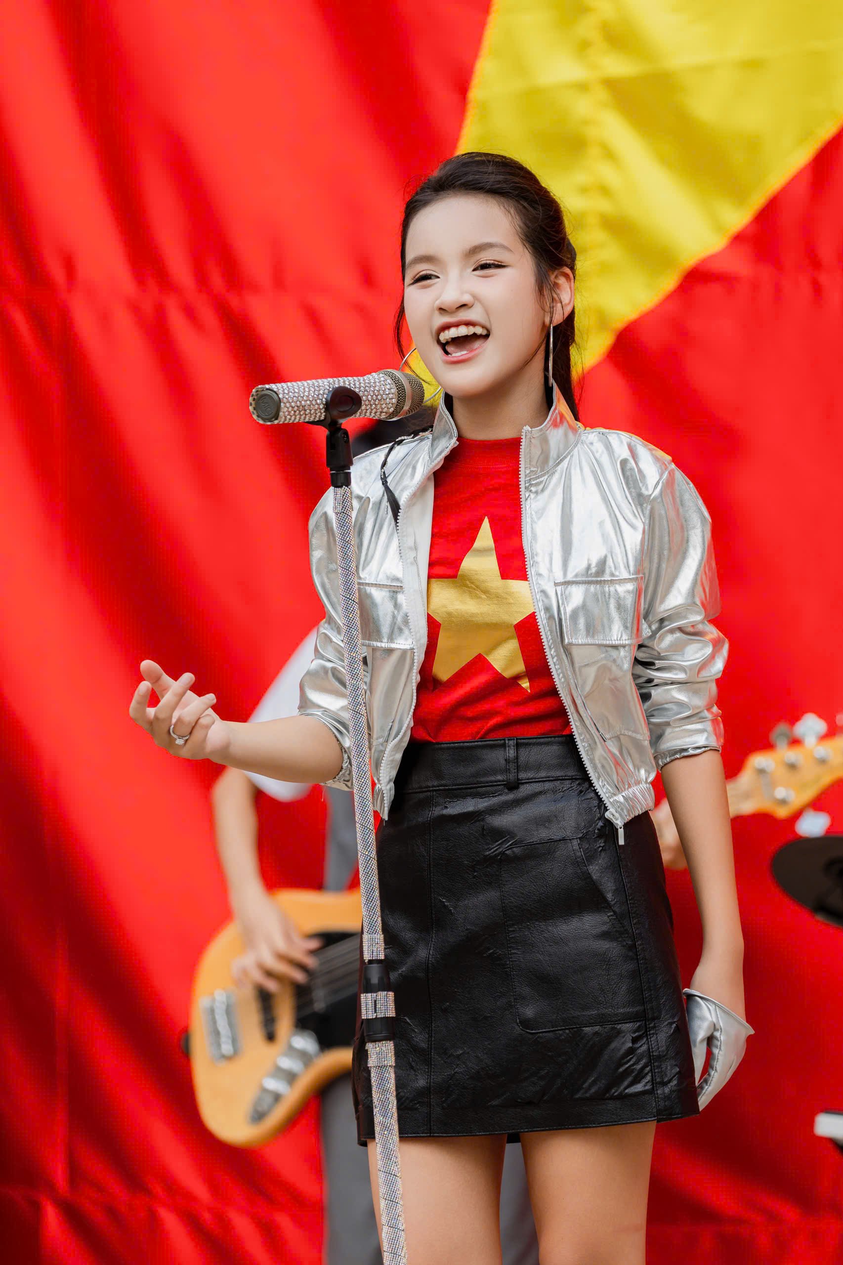 Dân tình "rần rần" tìm thông tin giọng ca trẻ nhất Concert Quốc gia: Xinh cực phẩm, thành tích học hành còn đỉnh thế này!- Ảnh 1.