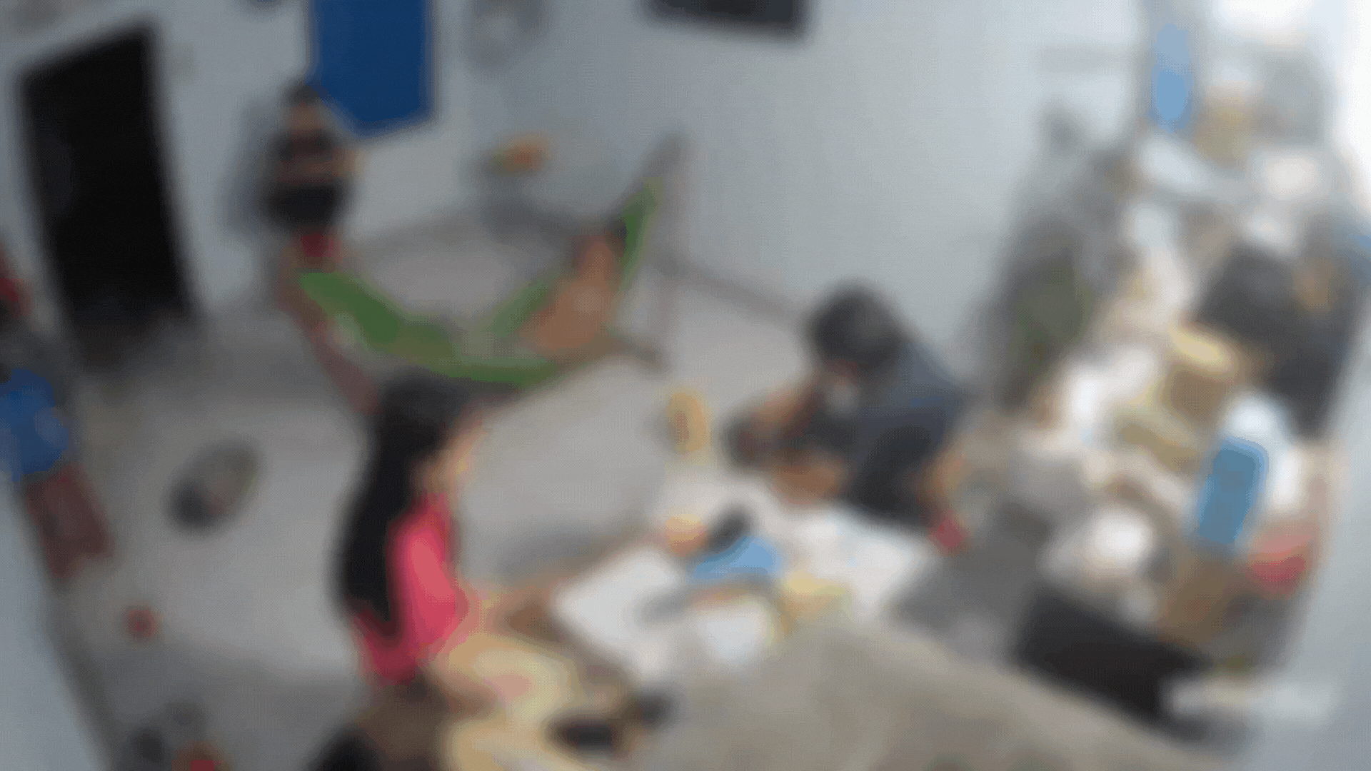 "Ừ thì 2 tiếng gia đình": Cô gái đăng clip bị 2 anh trai đánh dã man trước mặt mẹ khiến cộng đồng mạng xót xa- Ảnh 1.