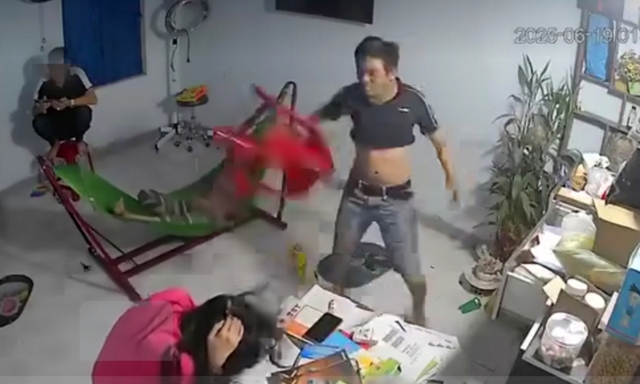 Công an thông tin chính thức về vụ anh trai dùng ghế nhựa đánh tới tấp vào đầu em gái- Ảnh 1.