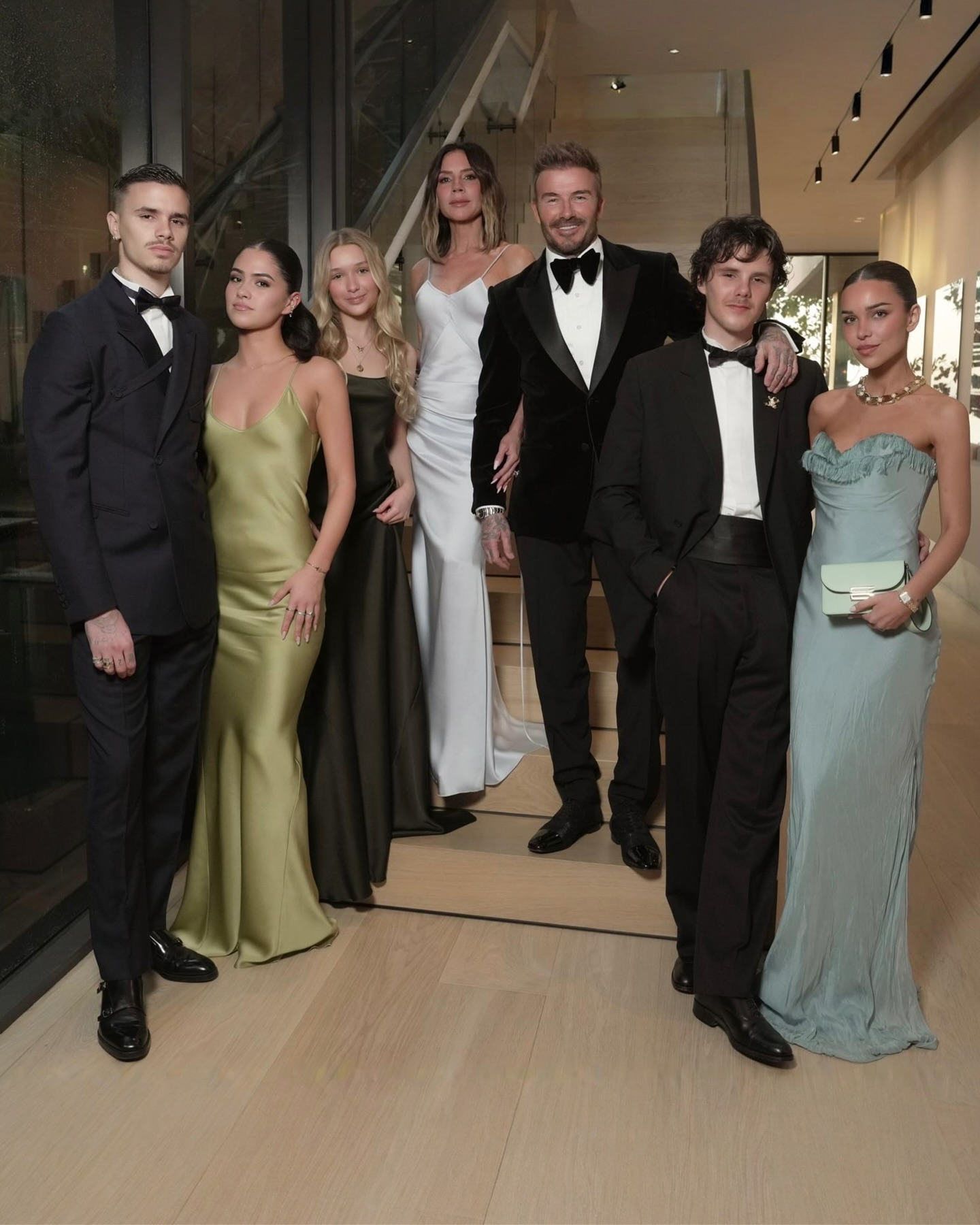 Miệng nói yêu Harper nhưng vợ chồng con cả nhà Beckham gạt phăng em gái cưng, David và Victoria chỉ biết đau lòng- Ảnh 5.