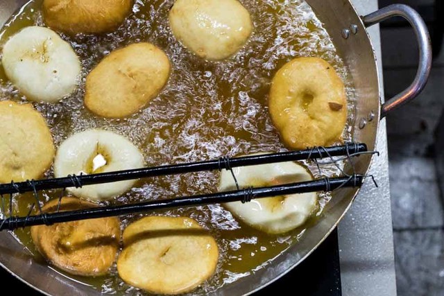 Khách Tây thốt lên: Việt Nam có 2 món bánh ngon ngoài sức tưởng tượng, đã thế giá lại cực "mềm"- Ảnh 5.