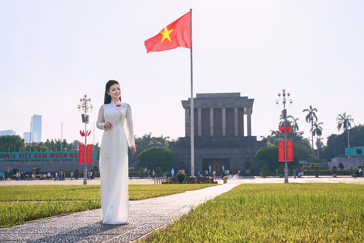Dương Hoàng Yến hát Tổ Quốc Trong Ánh Mặt Trời tri ân thế hệ đi trước- Ảnh 2.