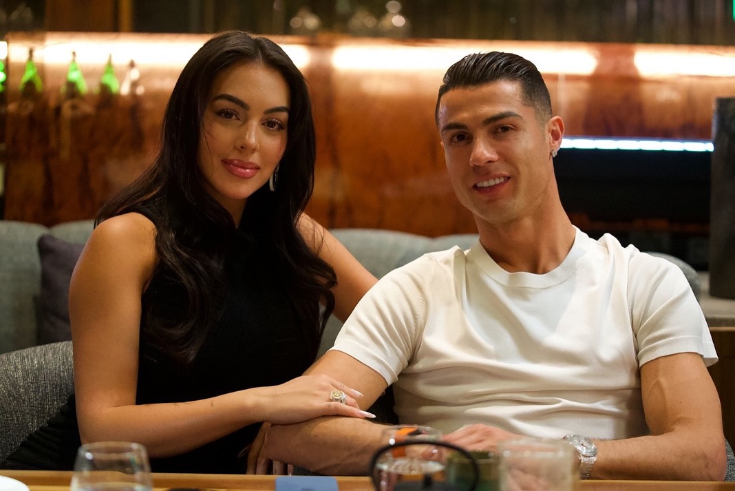 Vợ sắp cưới của Ronaldo - Georgina Rodriguez visual cực đỉnh, body đồng hồ cát diện bikini mới 