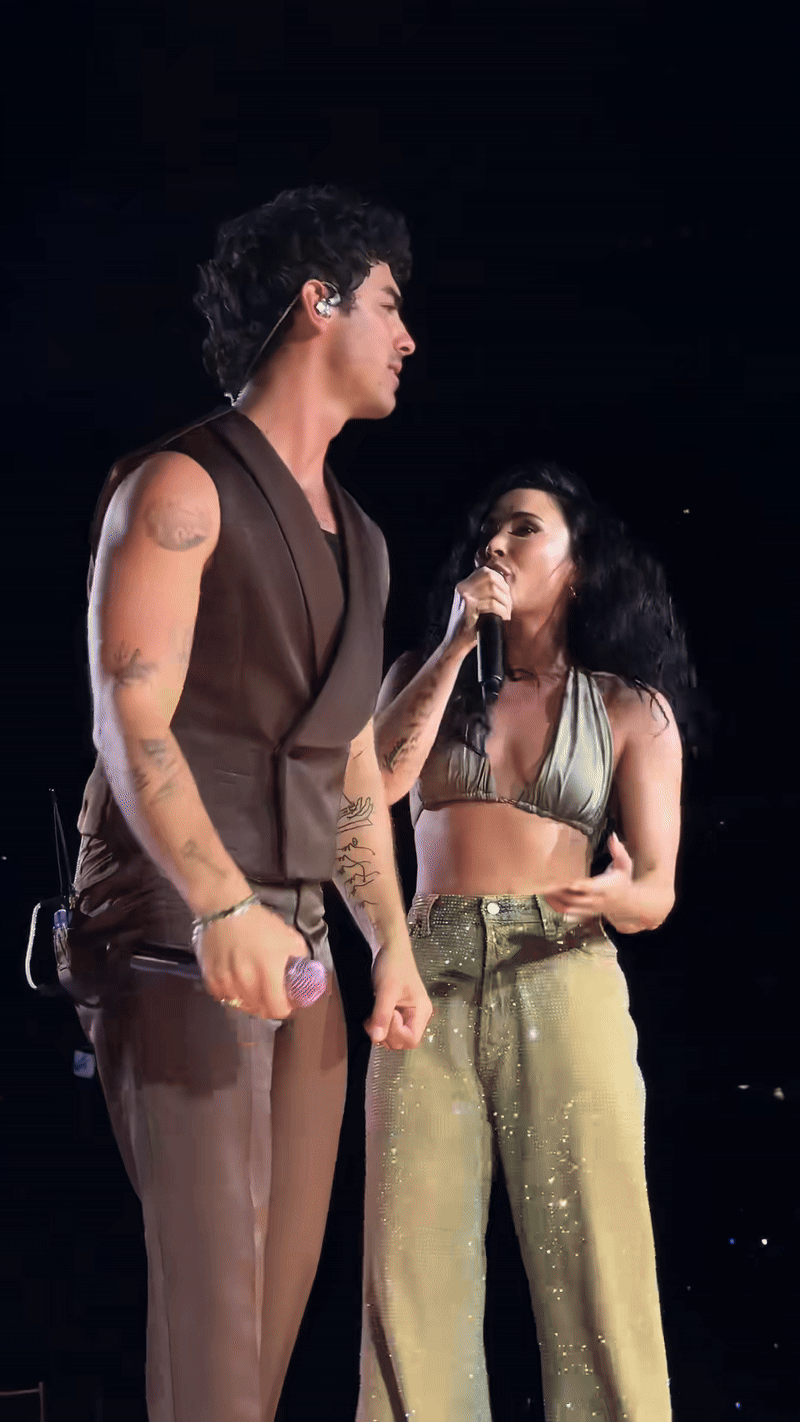 Joe Jonas và Demi Lovato tái hợp trên sân khấu sau 15 năm khiến MXH bùng nổ, Selena Gomez bị kêu gọi nhiều nhất!- Ảnh 3.