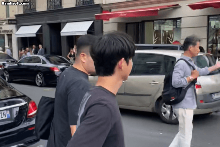 Trần đời chưa thấy ai đẹp trai cỡ này lại đi bán hoa mà không vào showbiz, uổng phí nhan sắc hết sức- Ảnh 1.