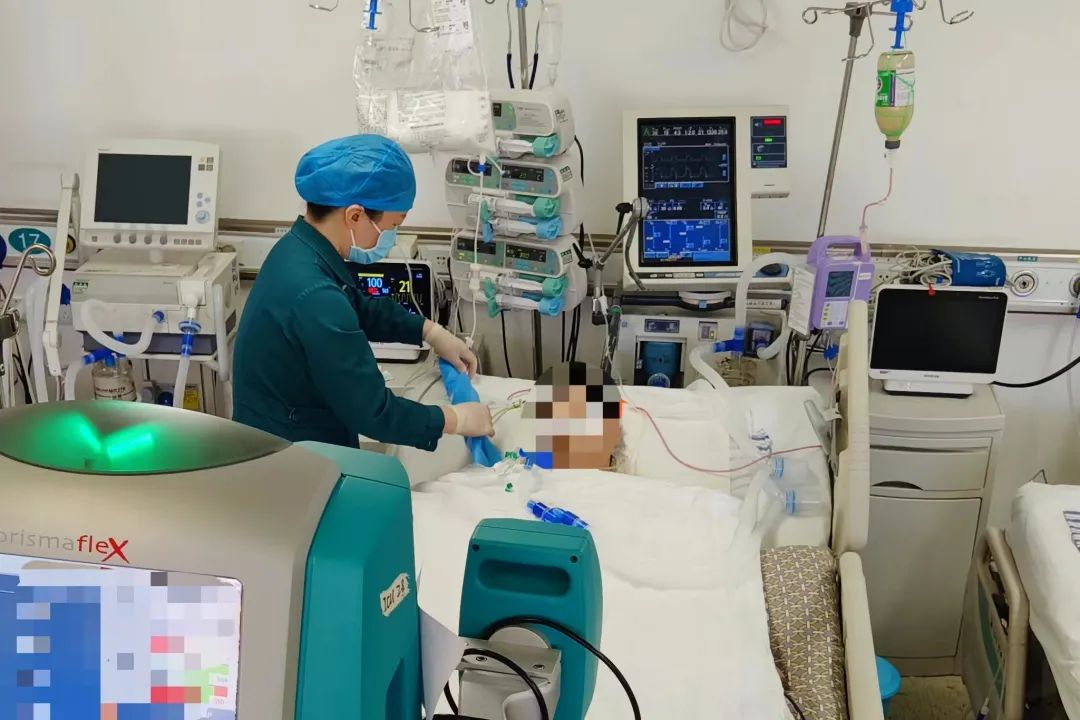 Chàng trai 26 tuổi suy thận cấp, phải hồi sức tích cực suốt 60 ngày- Ảnh 1.