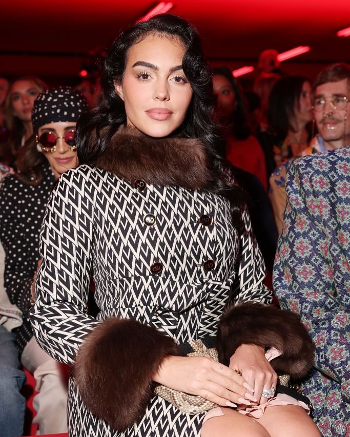 Vợ sắp cưới của Ronaldo - Georgina Rodriguez visual cực đỉnh, body đồng hồ cát diện bikini mới 