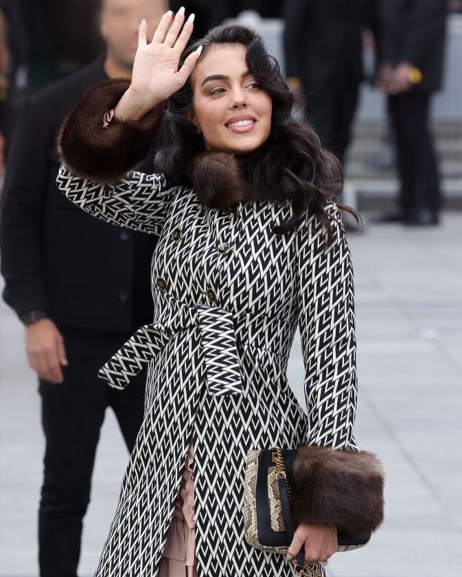 Vợ sắp cưới của Ronaldo - Georgina Rodriguez visual cực đỉnh, body đồng hồ cát diện bikini mới 