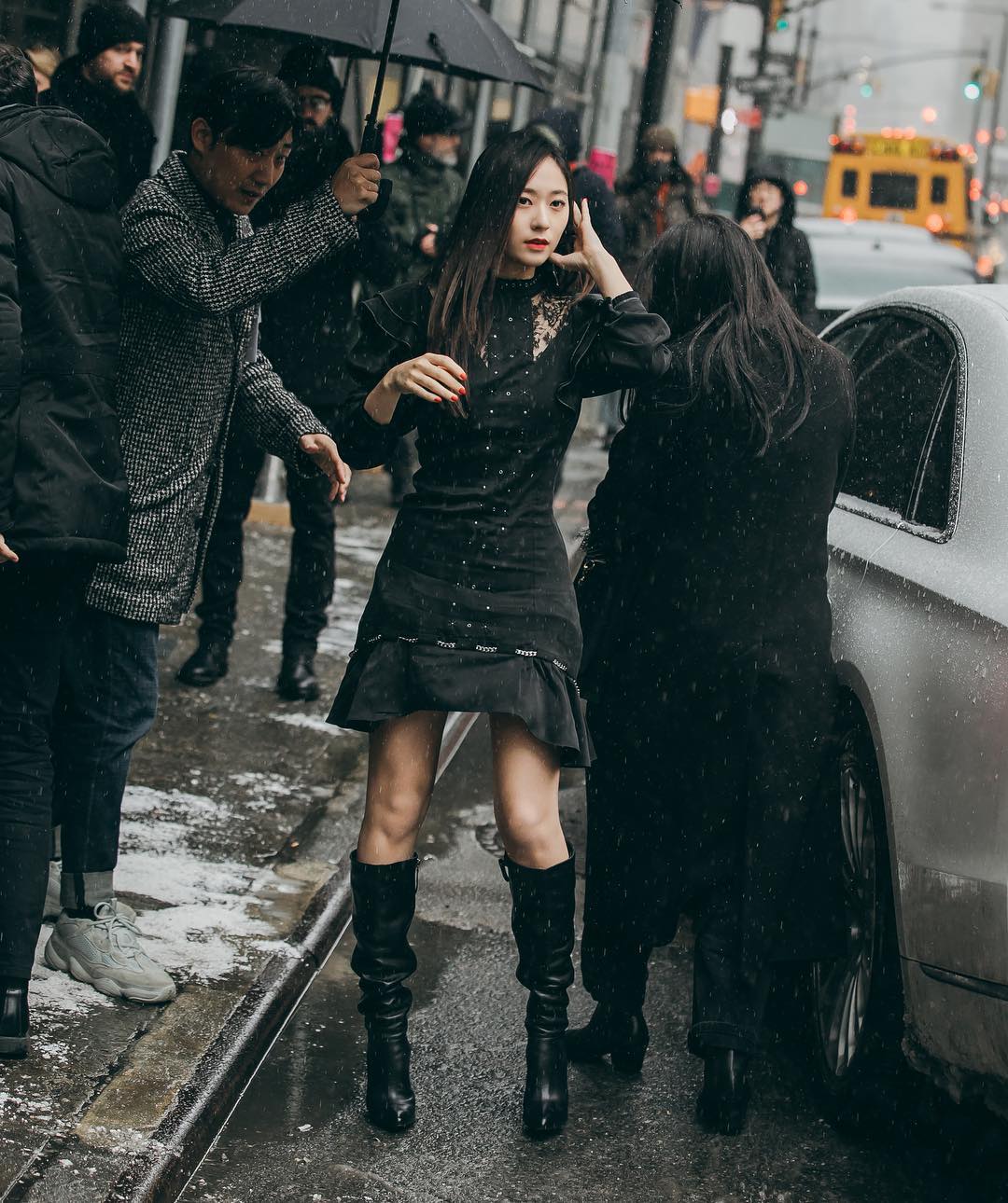 Công chúa “chảnh nhất” Kpop cân đồ hiệu đẹp hơn người mẫu, từng mặc áo mưa cũng viral- Ảnh 6.