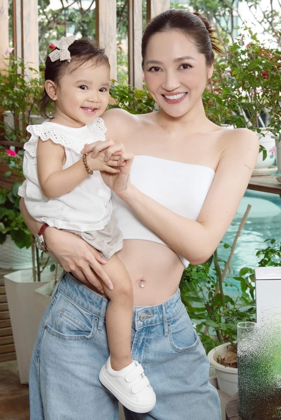 Con gái Bảo Anh 2 tuổi đàn hát cực khéo, dân tình hết lời khen ngợi- Ảnh 7.
