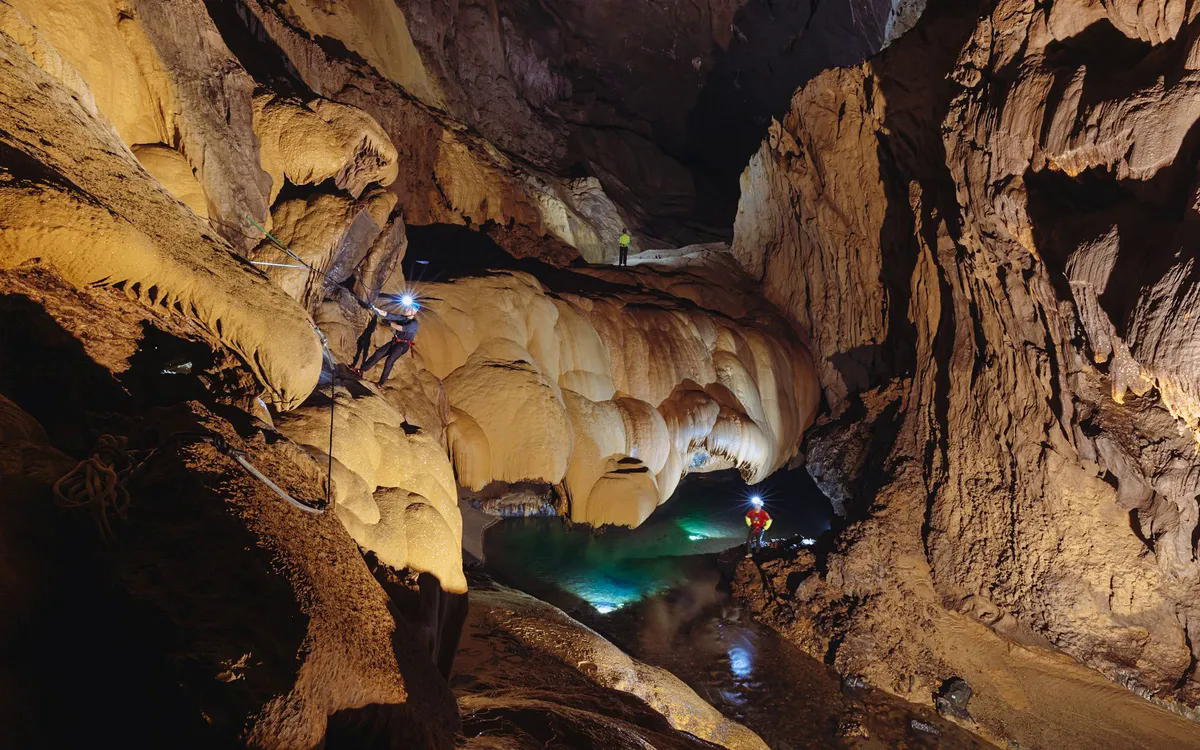 Leo vách đá Hang Ba, Quảng Bình (Nguồn: Oxalis Adventure)