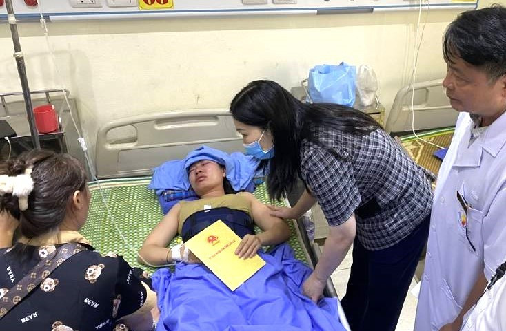 Thông tin mới về sức khỏe 11 nạn nhân trong vụ Phó bí thư xã ở Lào Cai uống rượu, lái xe đâm vào đám đông- Ảnh 1.