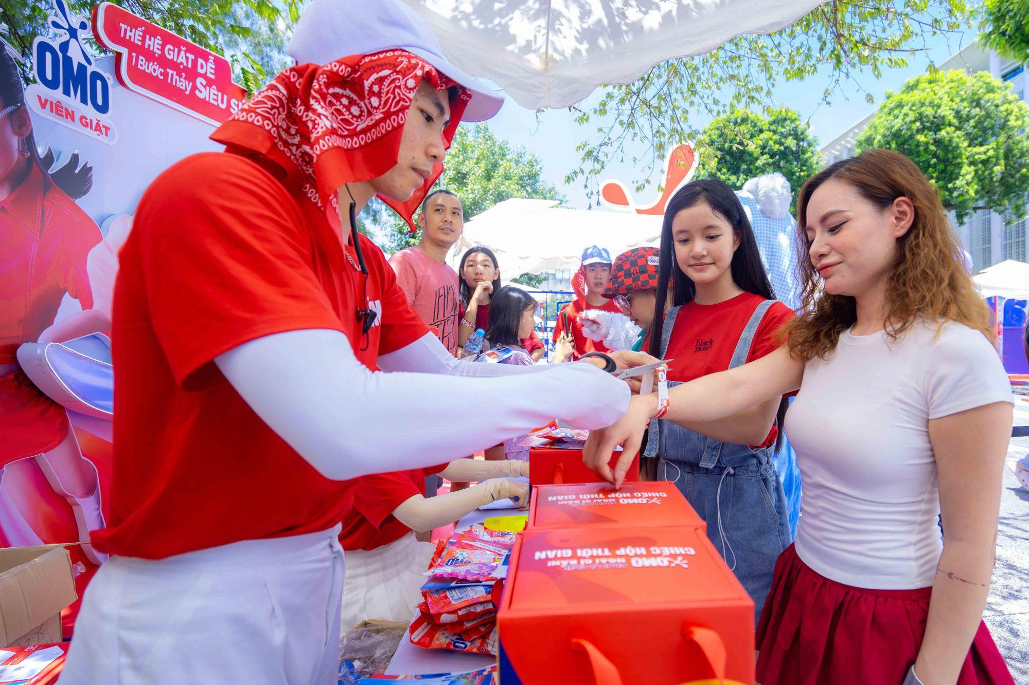 Bích Phương, RHYDER cùng dàn sao mang “mùa hè lấm bẩn” khuấy động phố đi bộ Trần Nhân Tông: Bùng nổ đại tiệc âm nhạc- Ảnh 6.