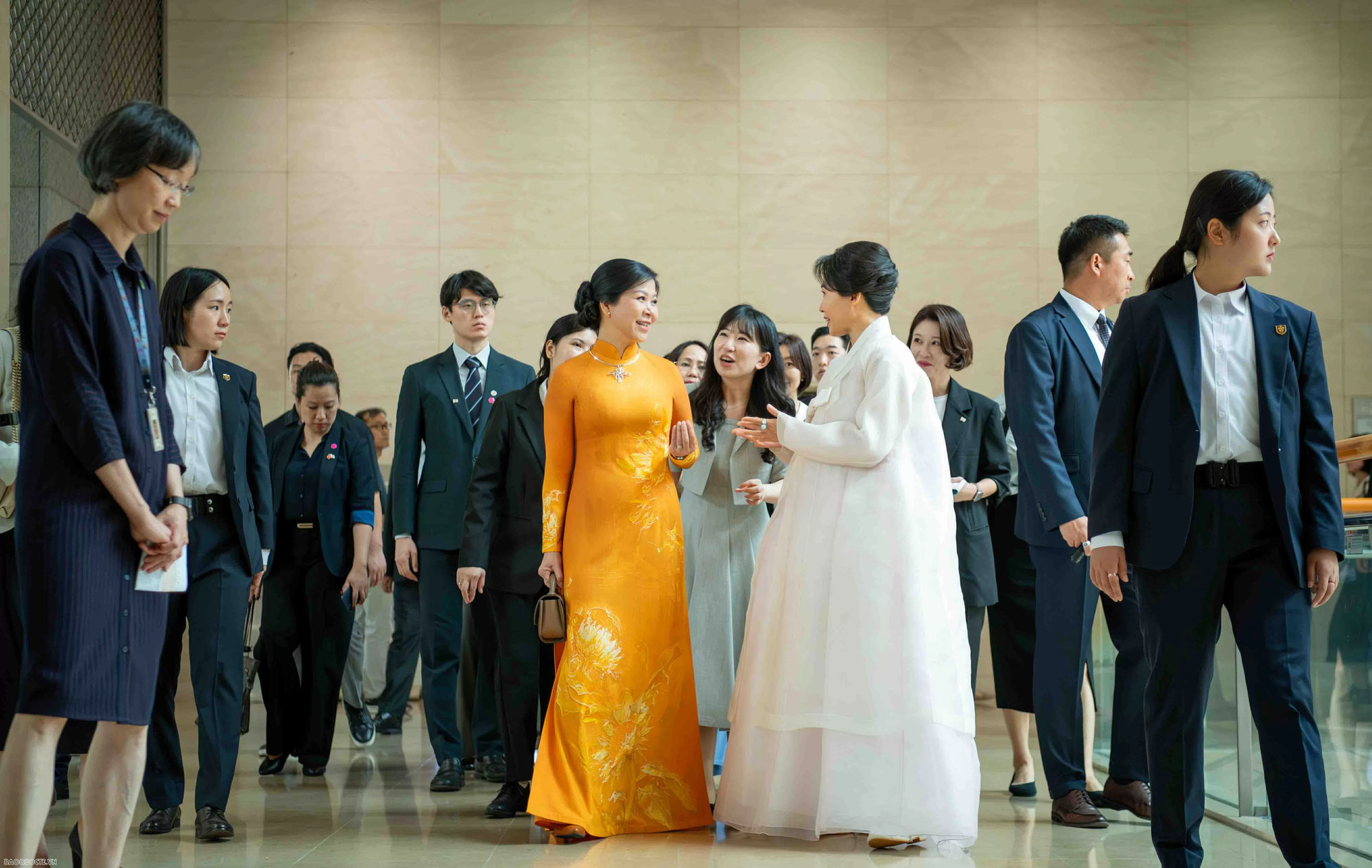 Hình ảnh Phu nhân Tổng Bí Thư và Phu nhân Tổng thống Hàn Quốc đẹp quá, trang phục ý nghĩa tới từng chi tiết- Ảnh 3.
