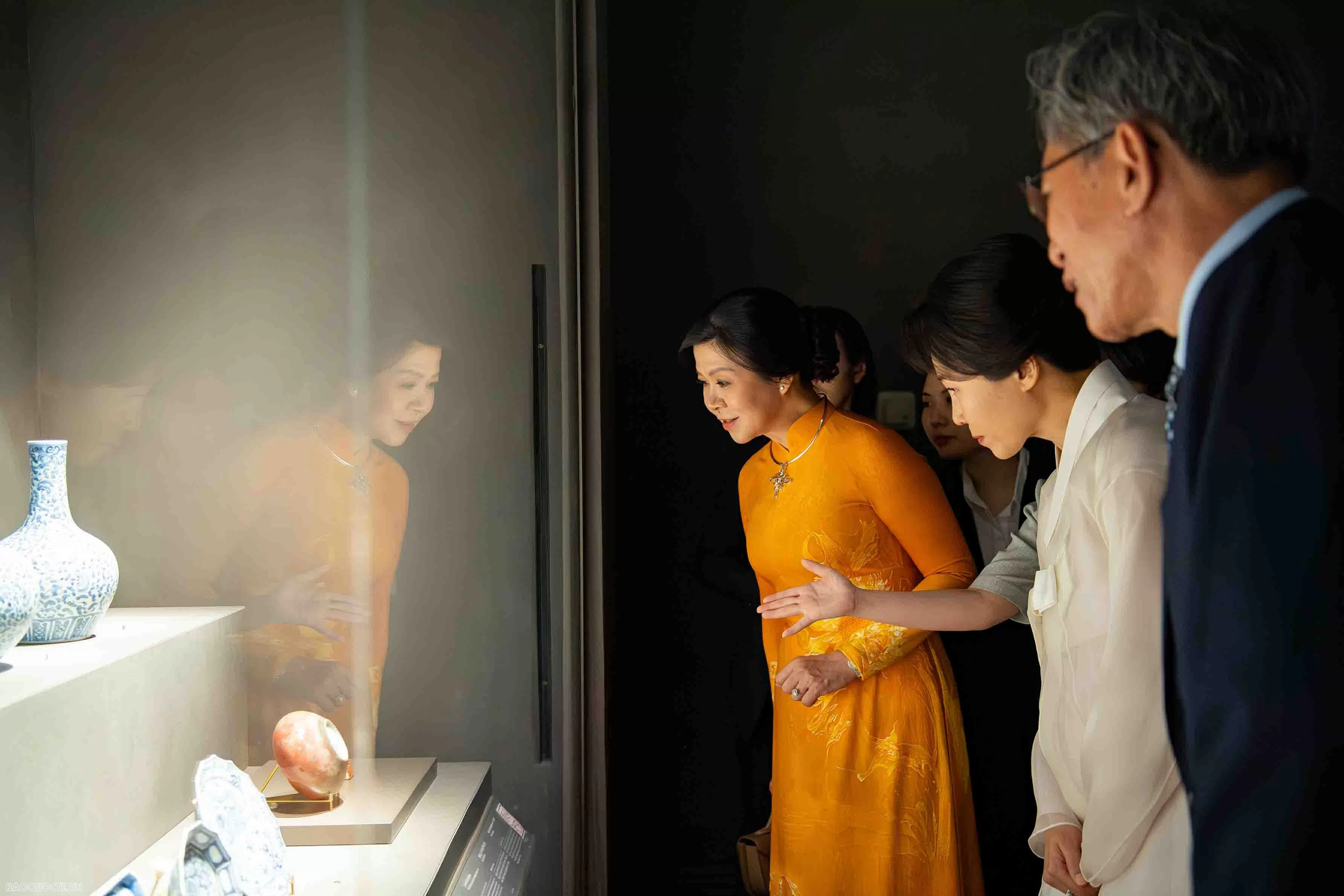 Hình ảnh Phu nhân Tổng Bí Thư và Phu nhân Tổng thống Hàn Quốc đẹp quá, trang phục ý nghĩa tới từng chi tiết- Ảnh 6.