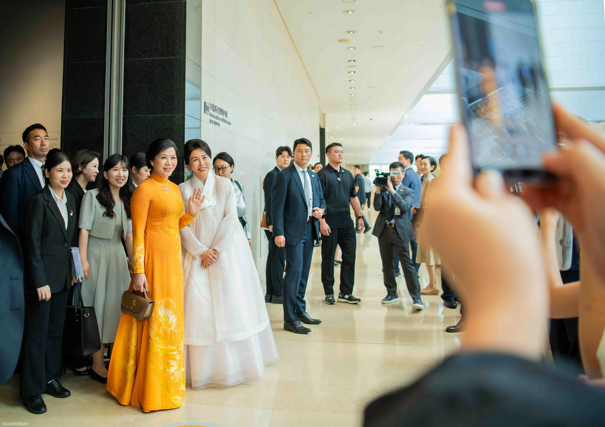 Hình ảnh Phu nhân Tổng Bí Thư và Phu nhân Tổng thống Hàn Quốc đẹp quá, trang phục ý nghĩa tới từng chi tiết- Ảnh 7.