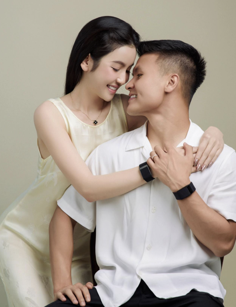 Bùng nổ tranh cãi về trang phục của Chu Thanh Huyền - vợ Quang Hải khi thắp hương tổ tiên- Ảnh 3.