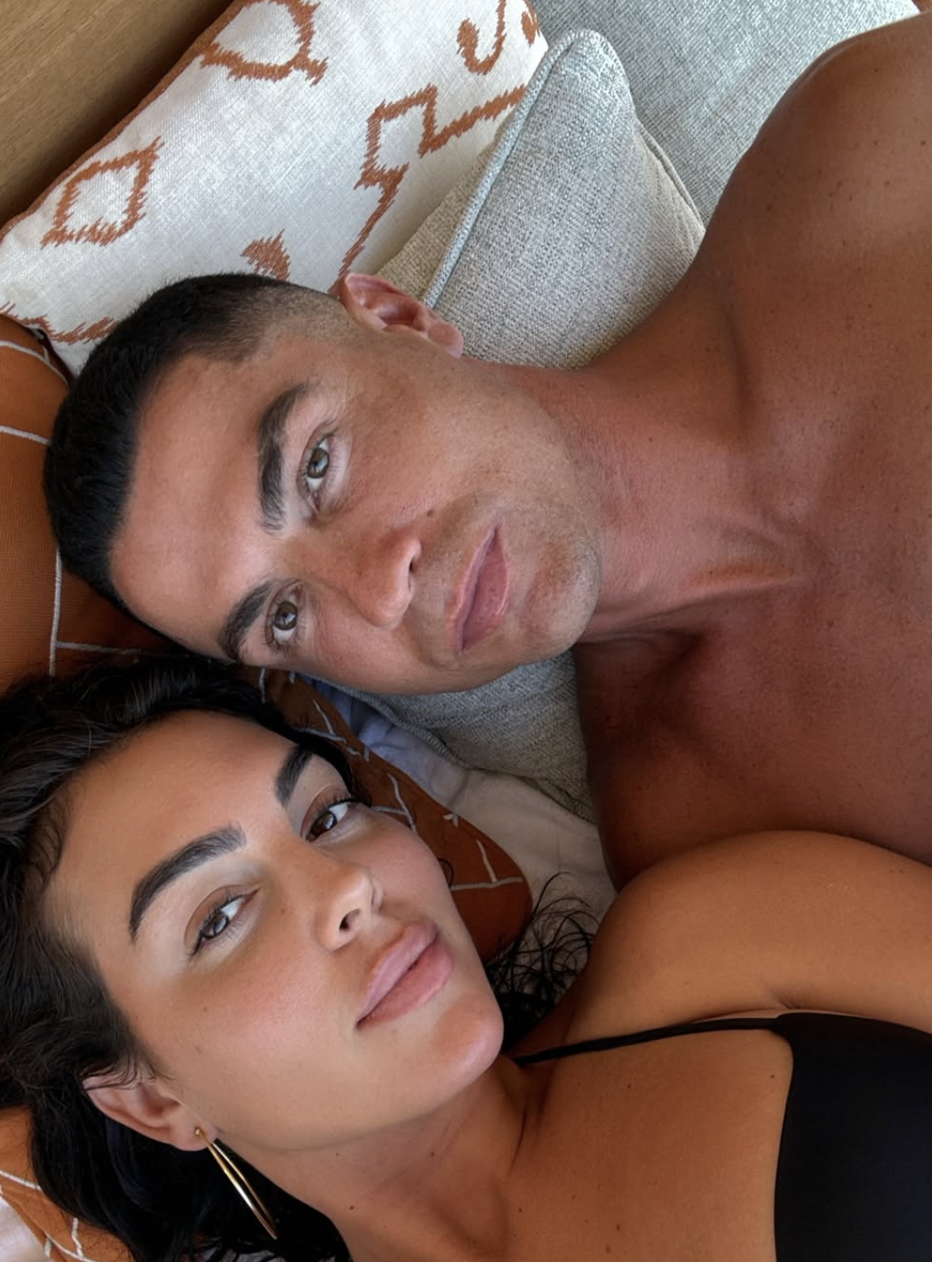 Vợ sắp cưới của Ronaldo - Georgina Rodriguez visual cực đỉnh, body đồng hồ cát diện bikini mới 
