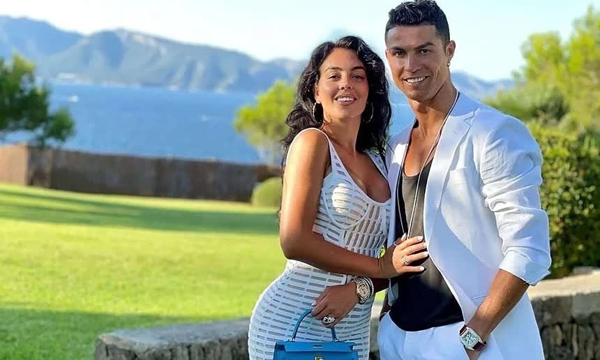 Trước khi đính hôn, Ronaldo và Georgina có hợp đồng hôn nhân, đàng gái vẫn cực 