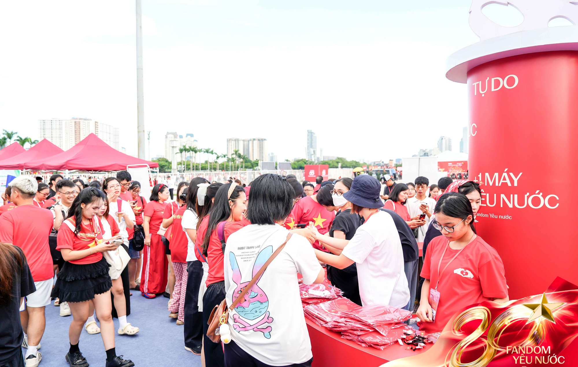 Booth Fandom Yêu Nước “mở bát” quá xôm: 2500 người chụp ảnh tại photobooth, hơn 1000 item Yêu Nước được trao tay- Ảnh 3.