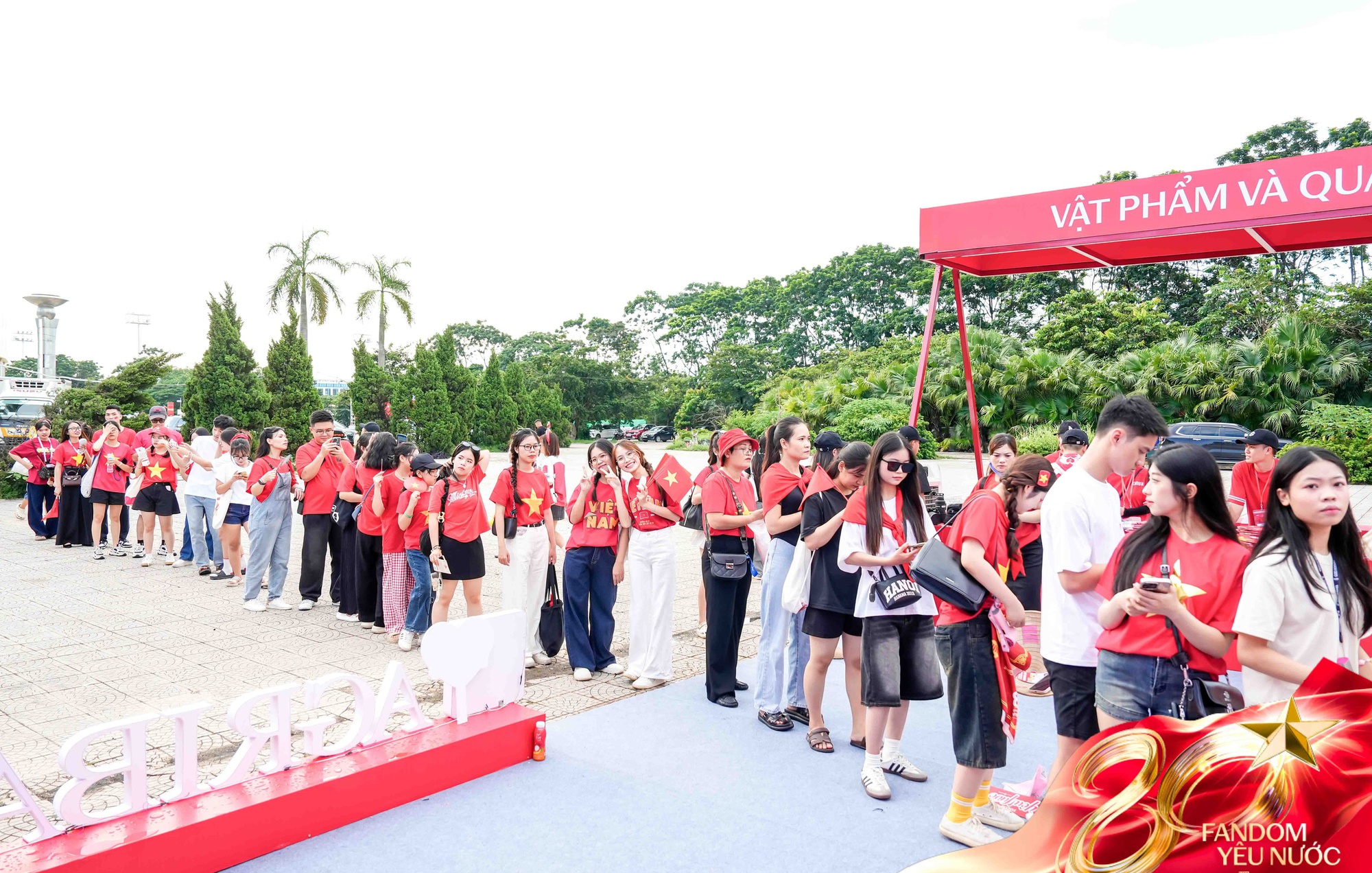 Booth Fandom Yêu Nước “mở bát” quá xôm: 2500 người chụp ảnh tại photobooth, hơn 1000 item Yêu Nước được trao tay- Ảnh 9.